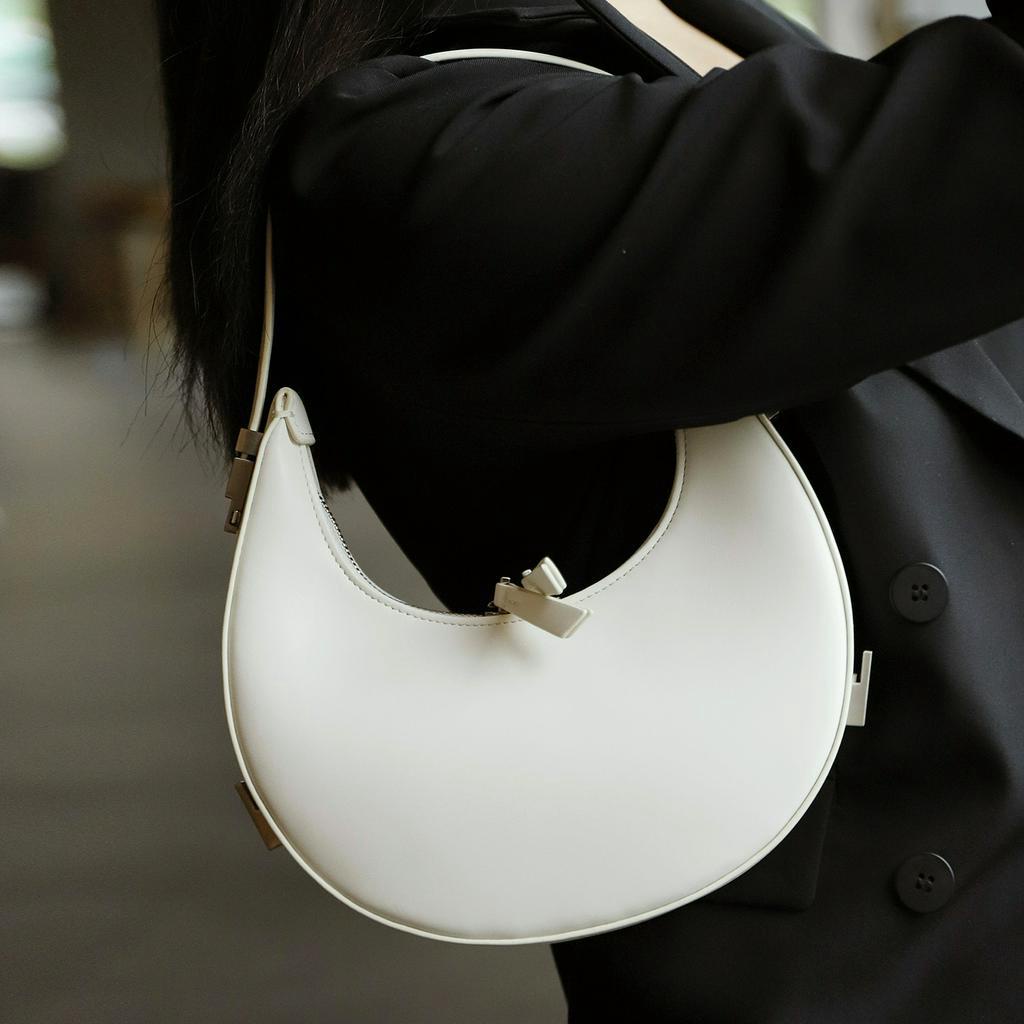 Túi da thật dáng cong bán nguyệt - TONI