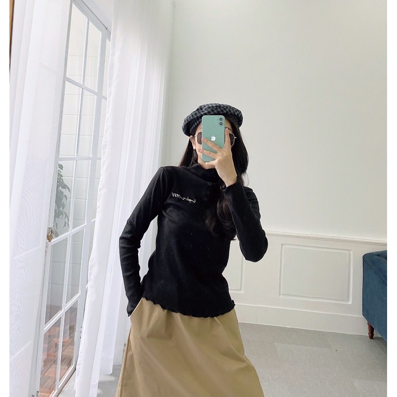 Áo thun gân dài tay, cổ nút, thêu ngực