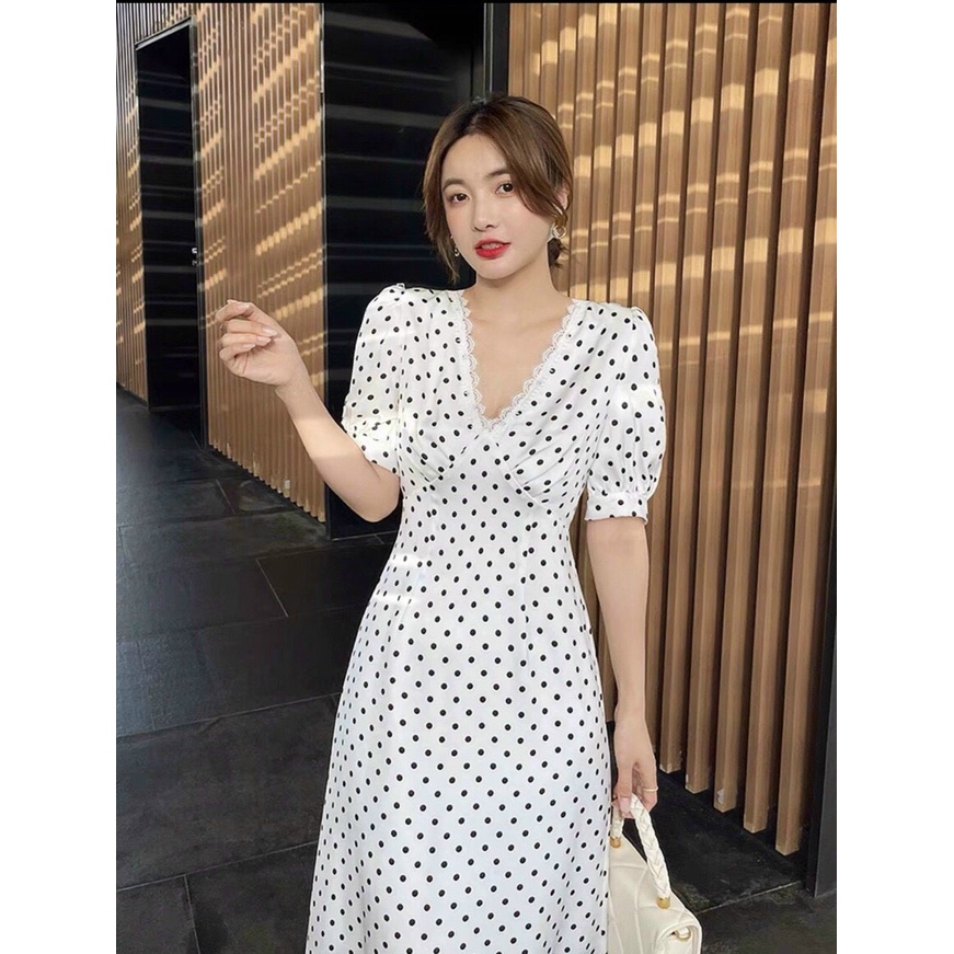 ĐẦM CHẤM BI XÒE CỔ VIỀN REN TAY PHỒNG Chất: lụa mango lót thun Màu: nên trắng, bi đen Kiểu dáng: đầm xòe cổ v viền ren,