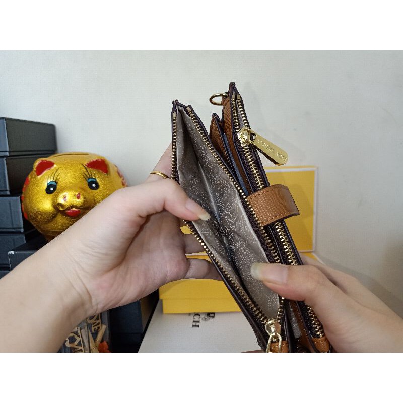 Ví cầm tay MK da xước