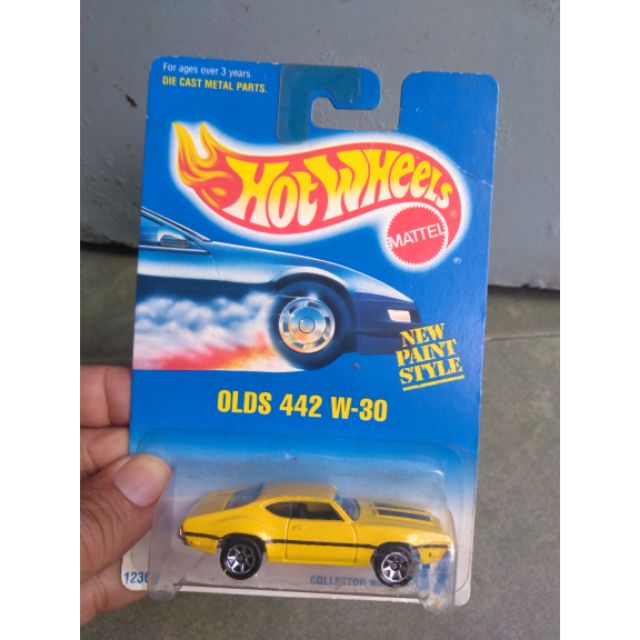 Xe Hotwheels Olds 442 màu vàng