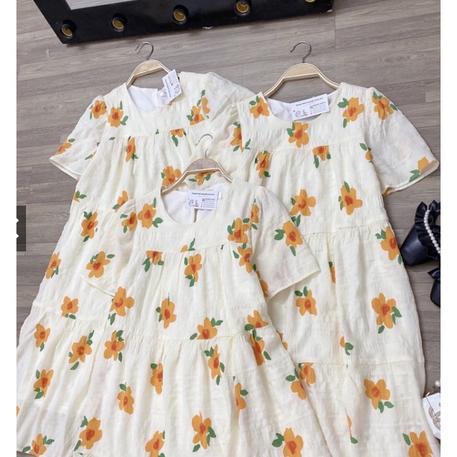 Đầm bầu mùa hè - váy bầu dáng babydoll trắng điểm hoạ tiết hoa vàng lịch sự trẻ trung