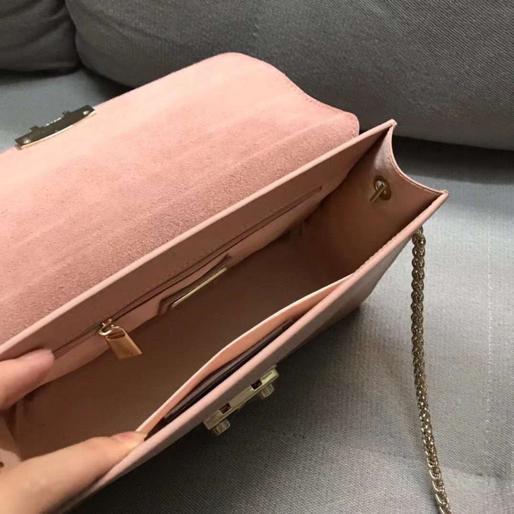 Túi Nữ FURLA METROPOLIS  chi tiết chuẩn, từ đường keo mũi chỉ đến logo khắc đều sắc nét. Size 25cm