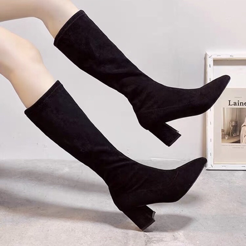 Boots nhung da lộn cổ cao dưới đầu gối mũi nhọn gót vuông cao 6cm