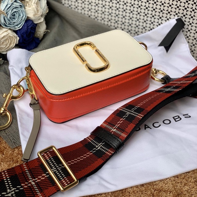 Túi Marc Jacobs Snapshot trắng phối colorblock kèm dây kẻ sọc đỏ tinh tế