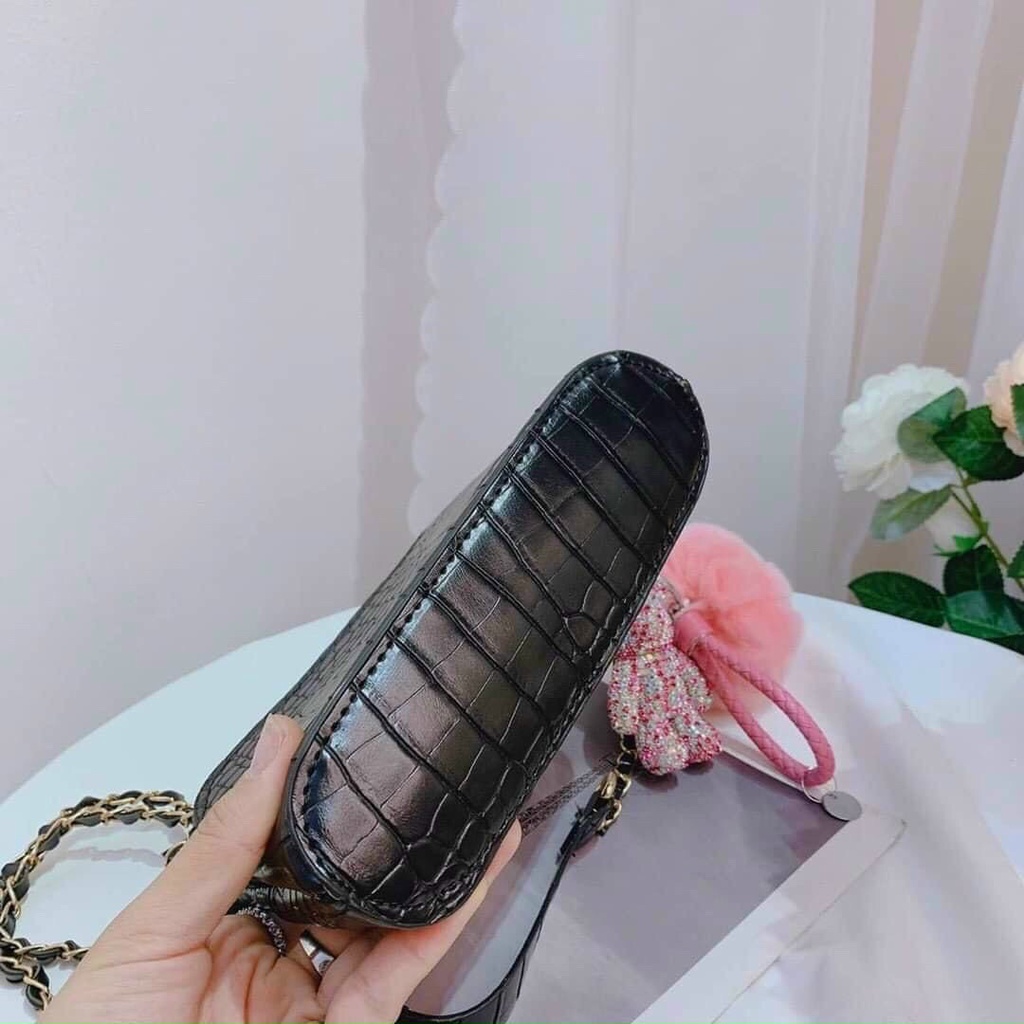 Túi xách nữ đeo chéo hobo màu đen da vân Hot Trend 2022