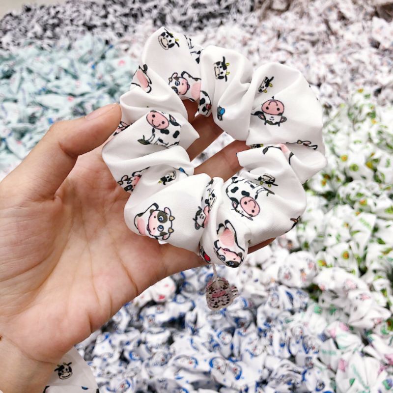 Scrunchies kèm charm mẫu bò sữa/bơ/bé đào/doraemon/khủng long