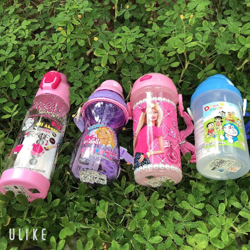 Bình nước cho bé Barbie và Đoremon nhựa an toàn mang đi học