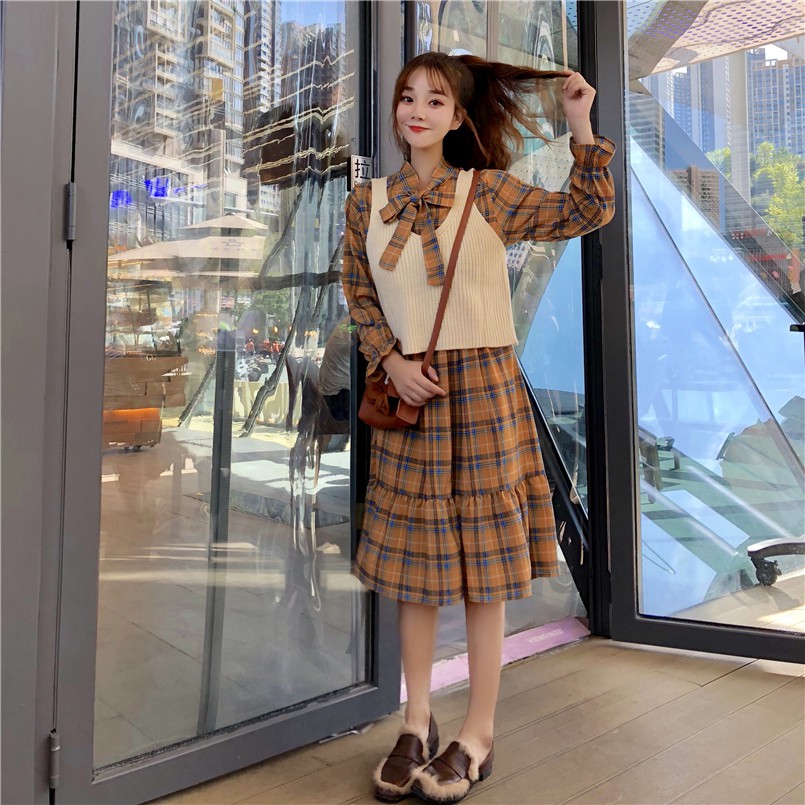 Set váy bánh bèo kẻ caro kèm ghile len Hàn Quốc