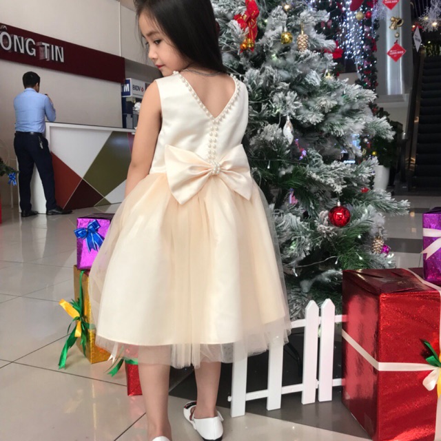 Váy công chúa đính cườm