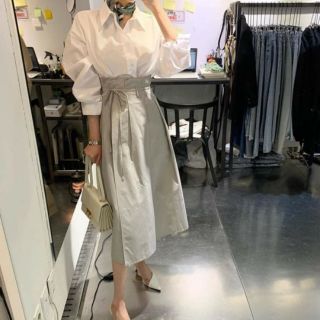 Set 2hand live stream: áo sơ mi trắng, chân váy xòe màu đá