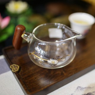 Tống thuỷ tinh có quai gỗ rót trà.