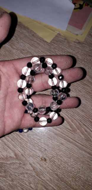 Một dây chuỗi hạt thủy tinh co giãn