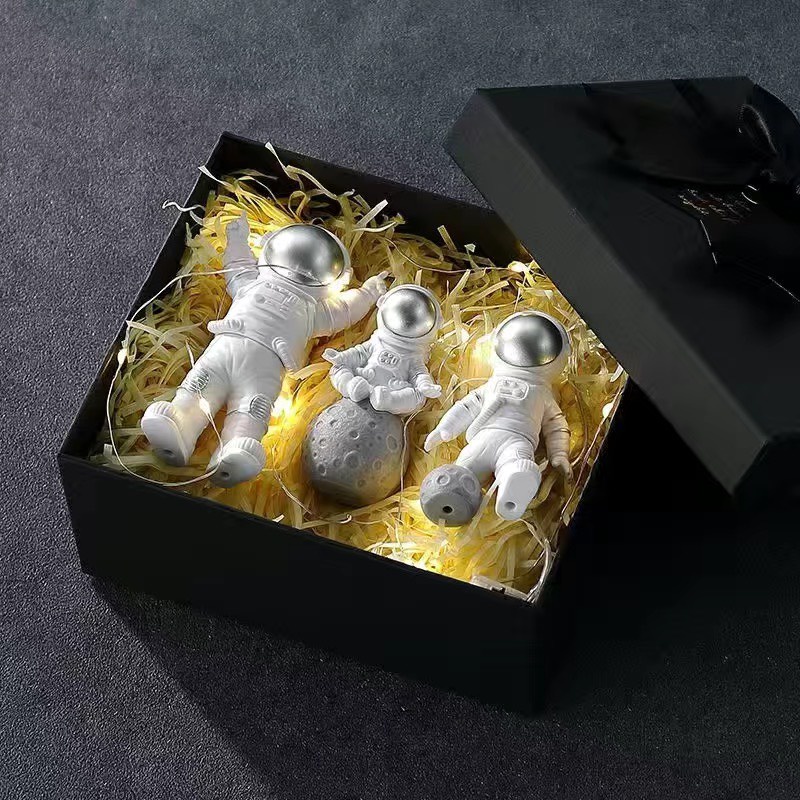 Set Mô Hình Phi Hành Gia Để Bàn Bắc Âu