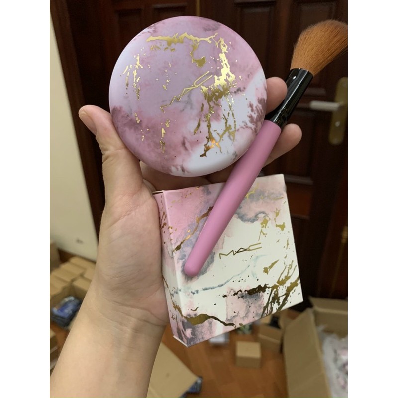 Phấn bắt sáng Mac Extra Dimension Skinfinish - tặng kèm cọ