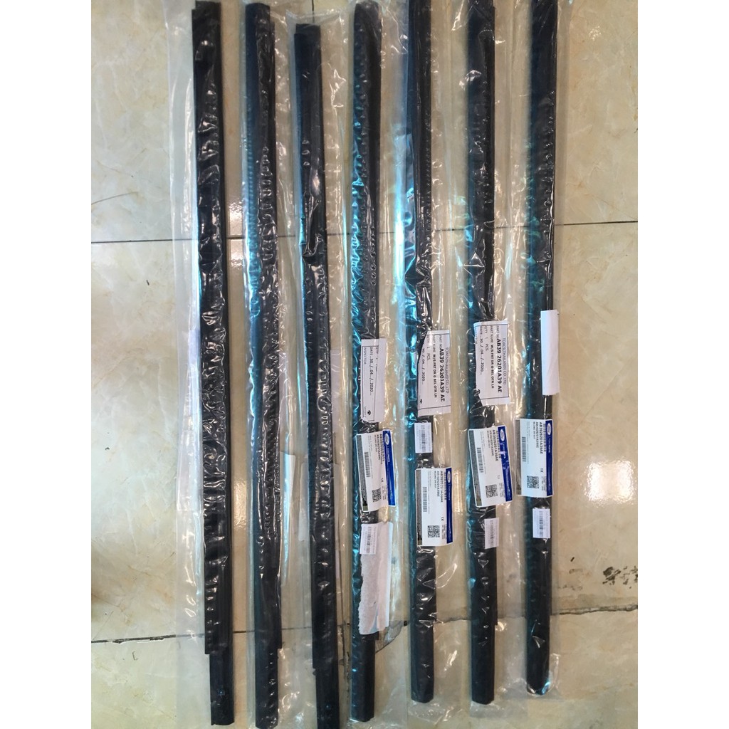Nẹp ngoài chân kính trước Ford Ranger 2013 - 2021 - AB3926201A39AE / AB3926201A38AE