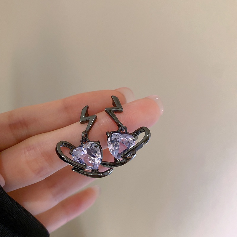 Khuyên Tai Hình Tia Sét Trái Tim Độc Đáo Phong Cách Hàn Quốc