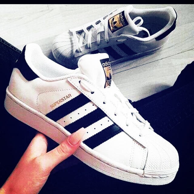 Adidas superstar trắng đen sò