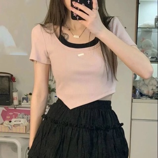 Áo dáng đuôi nhọn phối yếm dây cột cổ