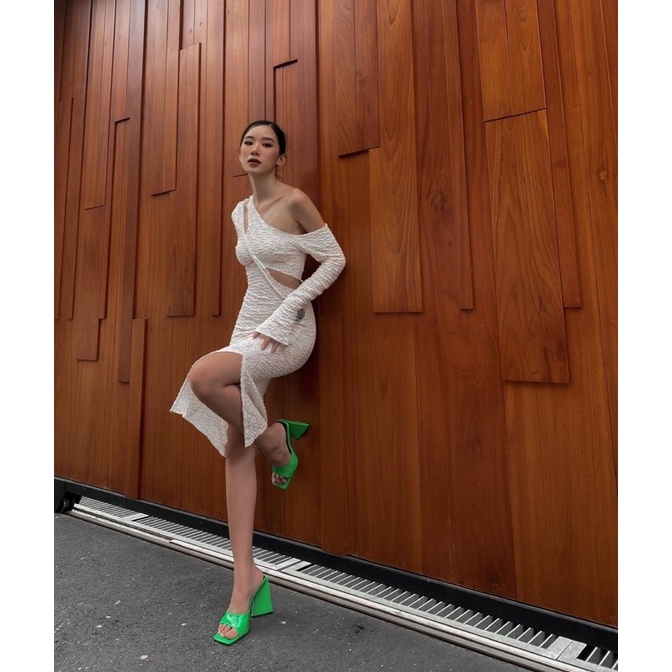 ĐẦM BODY KHOÉT VAI XẺ ĐÙI TRẮNG THỚ XỐP