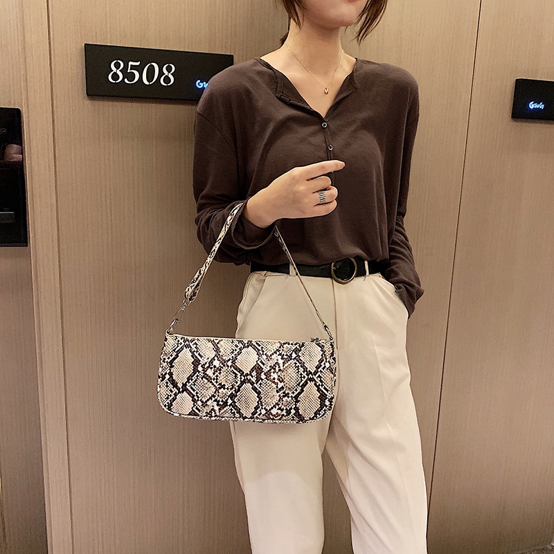 Túi đeo chéo họa tiết da rắn cá tính