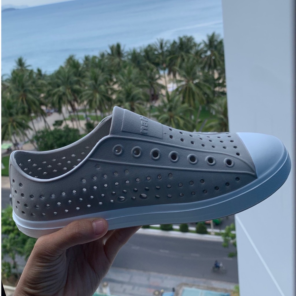[TẶNG 4 JITBIZ] -Giày Nhựa Native Jefferson - Chất Nhựa E.V.A Siêu Nhẹ, Không Thấm Nước - MÀU XÁM TRẮNG | BigBuy360 - bigbuy360.vn