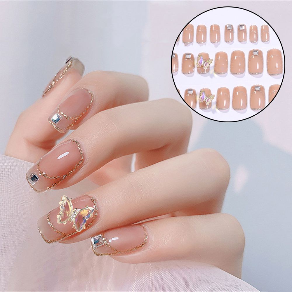Móng tay giả dáng vuông đính đá giả và phụ kiện hình bướm thời trang sang trọng