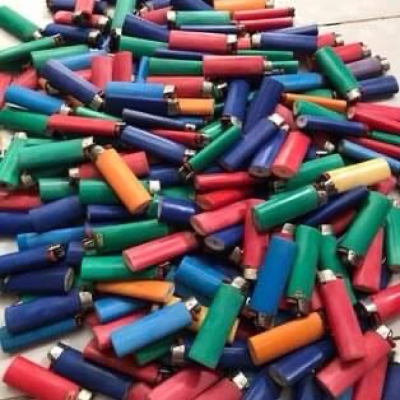 Quẹt Bic điều chỉnh lửa và gas ( màu ngẫu nhiên - đã qua sử dụng )
