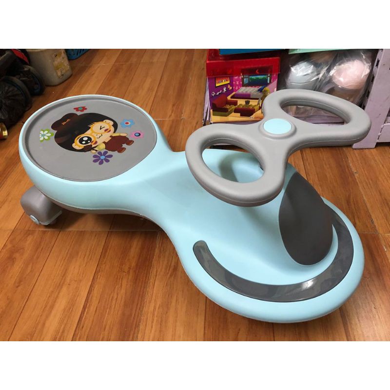 Xe lắc phát nhạc và đèn 8001 hàng chất lượng cao cho bé