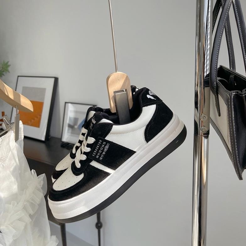 Giày thể thao sneaker đế bánh mì mũi tròn màu đen phong cách Hàn Quốc dành cho nữ