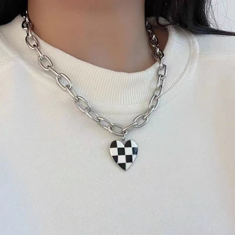 Dây chuyền mặt hình trái tim sọc caro trắng đen phong cách cổ điển thời trang dành cho nữ
