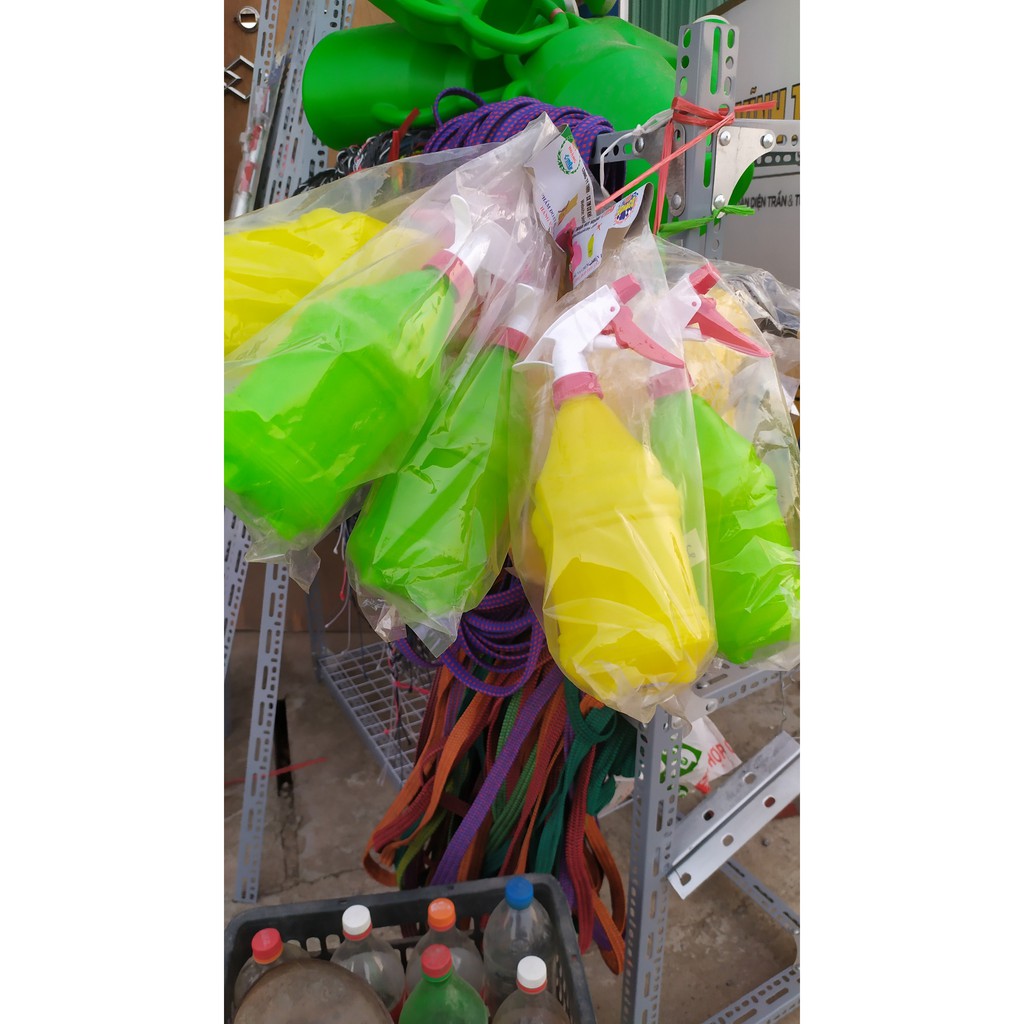 Bình Xịt Cầm Tay 1 lít phun xa, phun sương chỉ cần vặn nút đầu phun.