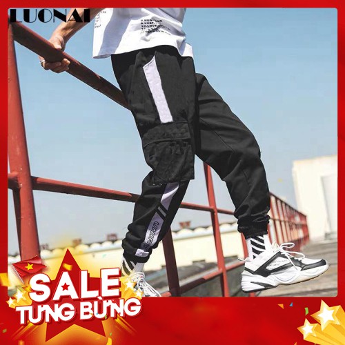 Quần Jogger Kaki Nam Bo Gấu Màu Đen Phối Trắng Có Túi Hộp In Chữ Sọc Kẻ Phong Cách Thể Thao Zenko QUAN NAM 1000032V1 B -