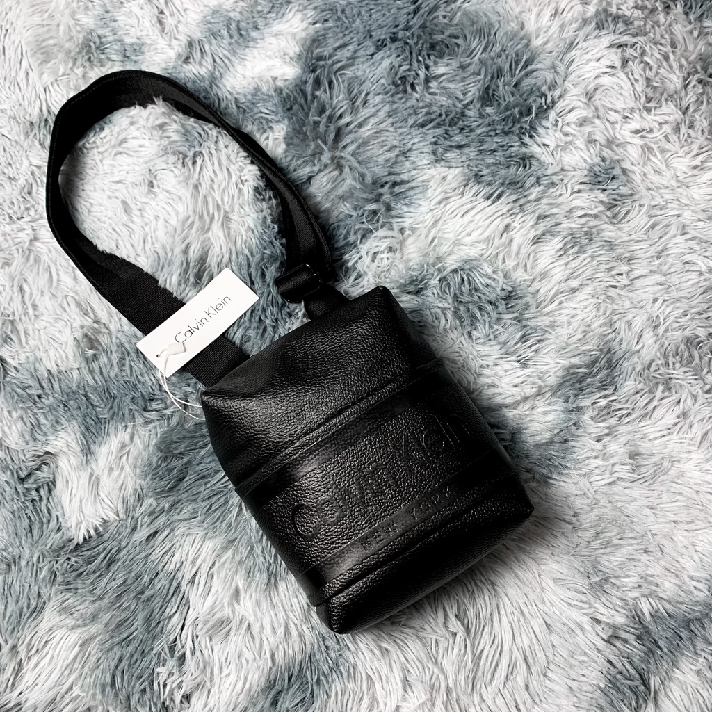 TÚI ĐEO CHÉO MINI DA SẦN CK XUẤT XỊN FULL TÚI TAG CODE UNISEX CHO NAM VÀ NỮ