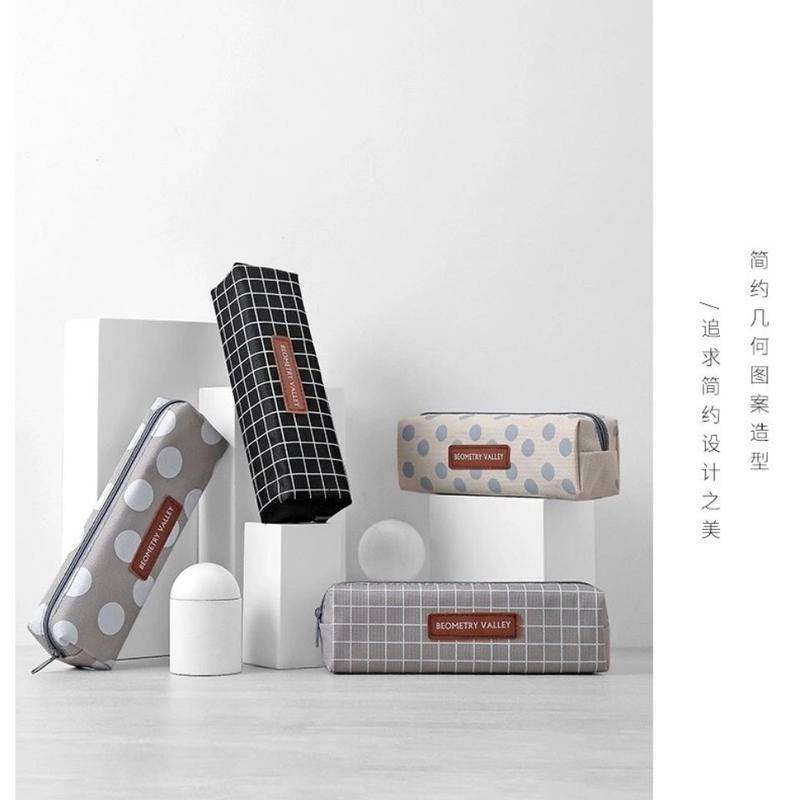 ⭐ iLado ⭐  Hộp đựng bút chì học sinh hộp bút chì màu đặc giản dị cute túi nilong chủ đề nhân vật túi zip nhỏ hộp vải đựng đồ Hộp đựng hộp bút hologram bút cute bọc zip tiểu an văn phòng phẩm Đa Dụng túi đựng đồ dùng cá nhân hình