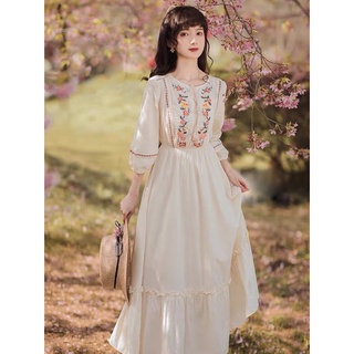 Váy boho trắng thêu hoa kiểu dáng vintage
