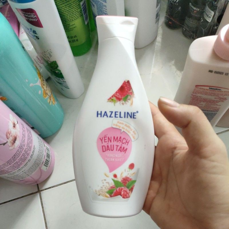 Sữa Dưỡng Thể Hazeline Dưỡng Trắng Da Yến Mạch Dâu Tằm (230ml)