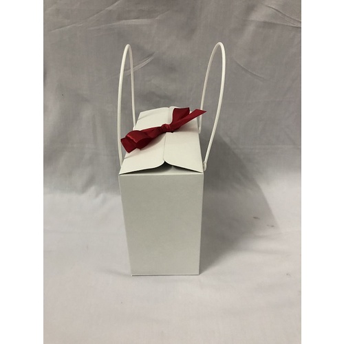 Hộp giấy mặt kiếng màu trắng có quai xách kích thước 19 x 16,2 x 9,2 cm/hộp