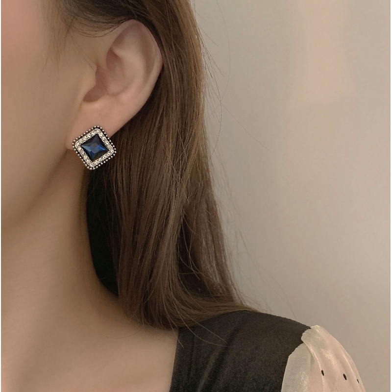 Khuyên tai đính đá xanh dương thời trang