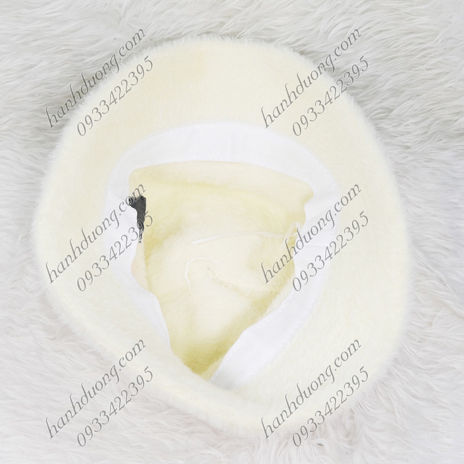 Mũ bucket vành cụp lông xù hàng quảng châu thêu chữ LA, vành rộng 5cm, phía trong có 2 dây rút giúp giữ nón chắt hơn