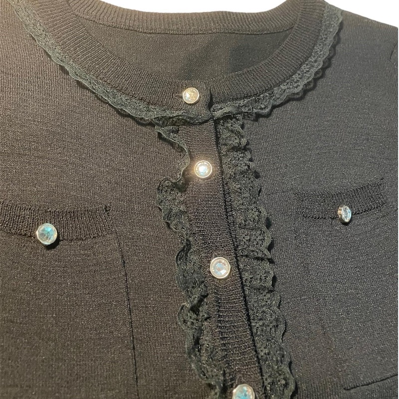 Áo cardigan đen phối ren huyền bí sang trọng
