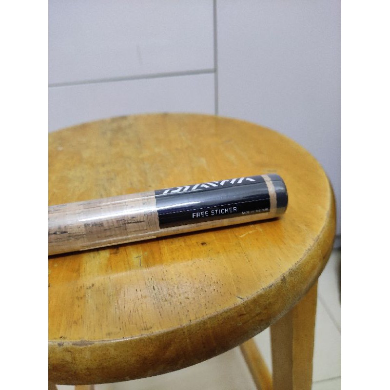 Cần câu lure 2 khúc Daiwa Sweepfire gắn máy đứng