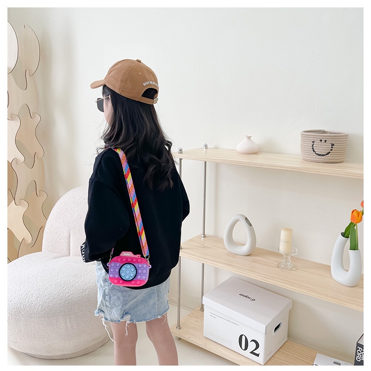 Túi đeo chéo cho bé gái, túi đeo chéo trẻ em hình pop it, túi silicone TI17