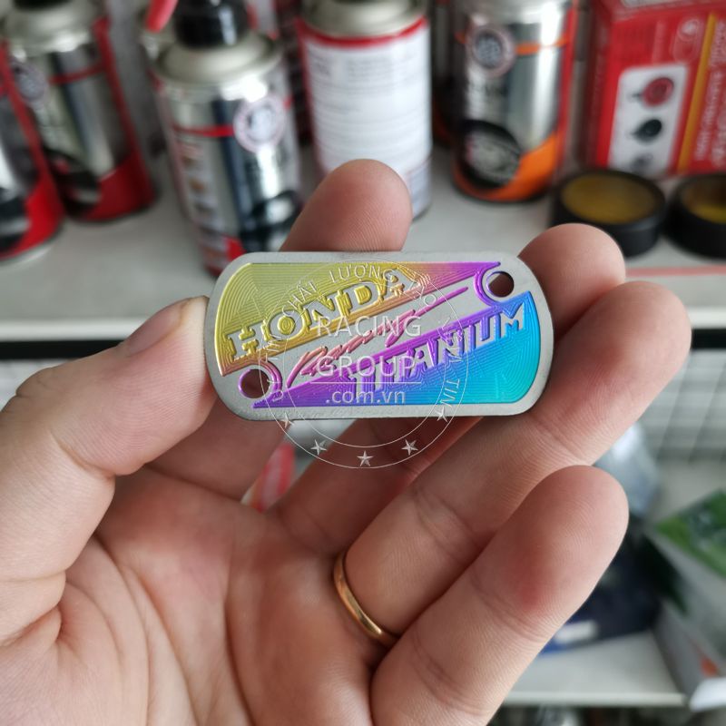 Tem titan nắp dầu gắn xe máy Winner X, Winner, Exciter, Satria, Sonic, Vario, SH, Airblade