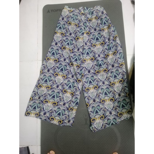 Quần si ống rộng xẻ hai bên như váy mã 19.