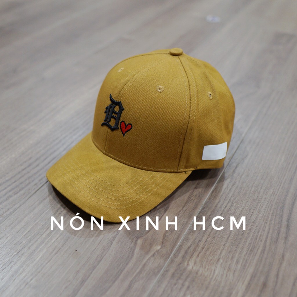 Nón lưỡi trai logo chữ D trái tim- vải vàng nâu- fom baseball cap- đứng fom rất đẹp
