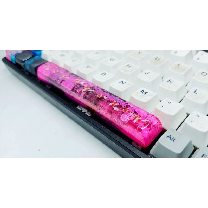 Keycap resin cá koi mini thanh space SA 6.25U tone hồng đen trang trí bàn phím cơ.