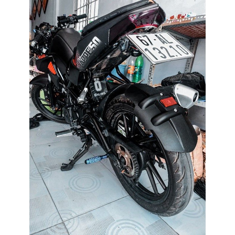 DÈ CHẮN BÙN KIỂU KTM 1 CHÂN Winner, Exciter, R15V3, MT03, MT15.MSX có miếng phản quang đỏ