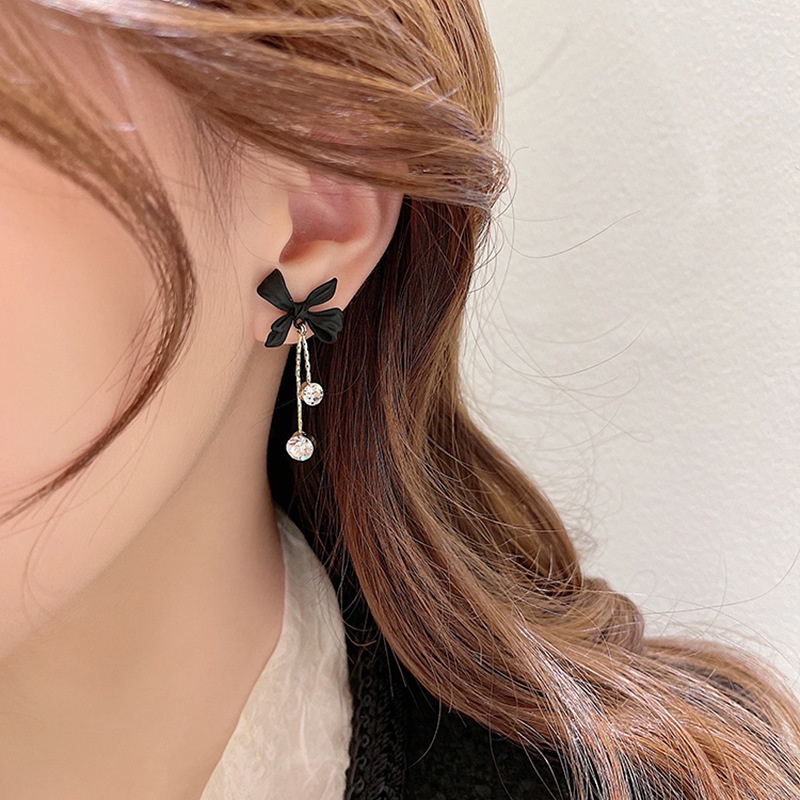 Bông tai hình nơ đính đá phối tua rua độc đáo thời trang mùa thu 2021 cho nữ