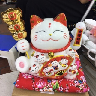 Mèo Thần Tài Cầm Xiên Đĩnh Vàng Cao 27 Cm kèm sạc và thảm